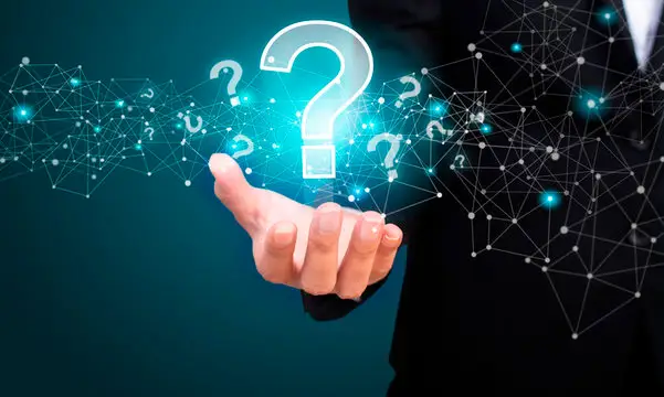 Mão segurando um ponto de interrogação brilhante azul, ilustrando a seção de perguntas frequentes e suporte ao usuário