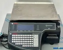 Balança computadora comercial Triunfo Quantum 30T com visor digital e impressora de etiquetas integrada para automação de comércios