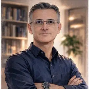 Fotografia de perfil de Eduardo, diretor técnico e desenvolvedor da Estruturainfo